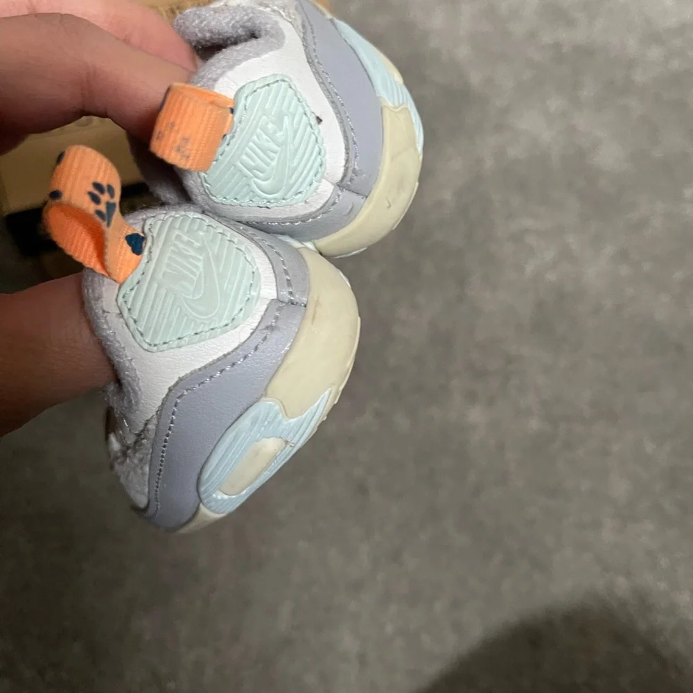 Baby boy Nike crib shoes - Picture 3 of 4